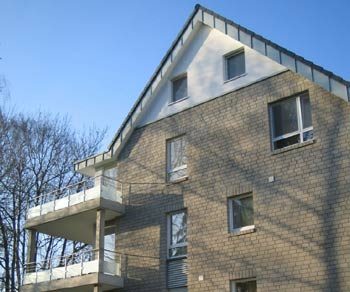 Klinkerbau mit Giebel und Balkonen an der Carl-Schurz-Straße
