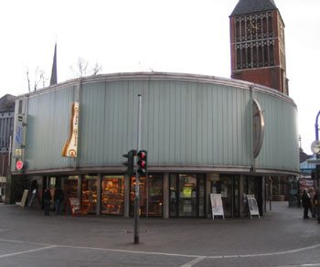 MöBus Center in Rheydt: runder, verglaster Bau an einer Straßenecke