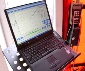 Laptop mit Messkurve einer BlowerDoor-Luftdichtigkeitsmessung
