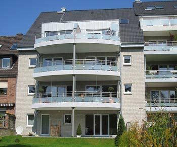Mehrfamilienhaus mit umlaufenden Südbalkonen an der Friedhofstraße