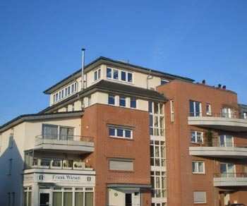 Wohnbau mit Klinker und Staffelgeschoss an der Herzogstraße